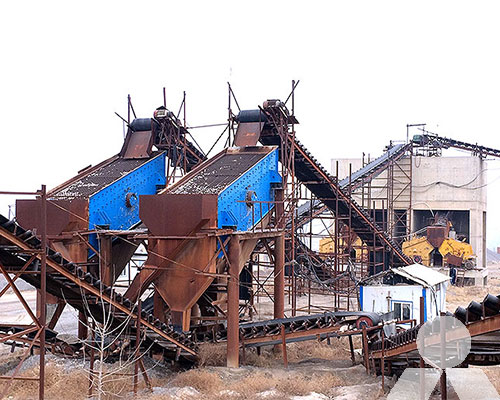 What are the main advantages of a vibrating screen?