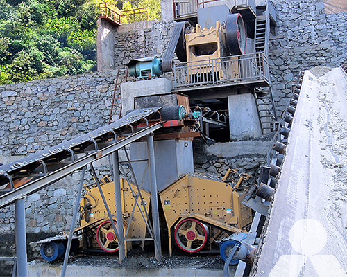 How does a hammer crusher work?